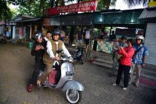 Naik Vespa, Anies Belanja...