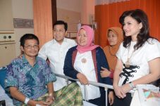 Ditemani Istri, Ketua...