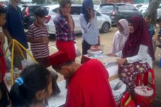 Pedagang Ini Sumringah,...
