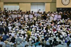 Bersama Ribuan Jamaah,...