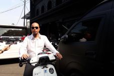 Pakai Baju Koko dan...