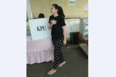 Luna Maya Pakai Sandal...