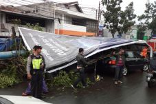 Mobil Berisi Satu Keluarga...