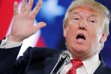 Trump Tinjau Ulang Pencabutan...