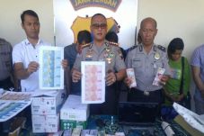 Polisi Bekuk Pembuat...