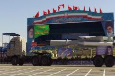 Iran Pamer Rudal Jarak...