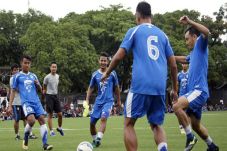 Sambangi PS TNI, Persib...