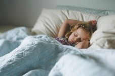 4 Manfaat Tidur di Bawah...