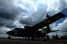 Diterpa Hujan, Pesawat...
