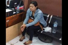 Wanita Ini Ketahuan...