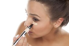 Manfaat Concealer untuk...