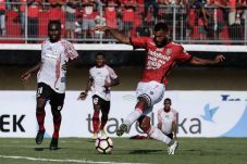 Persipura Paksa Bali...