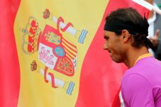 Nadal Menangkan Trofi...