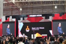 Buka Pabrik, Jokowi...