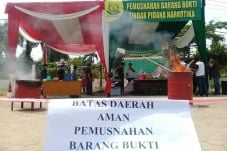 Kejari Jambi Musnahkan...