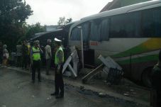 Hindari Lubang, Bus...