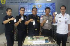 Selundupkan Sabu, Dua...