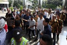 Hadang Mobil Tahanan...