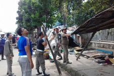Petugas Gabungan Bongkar...