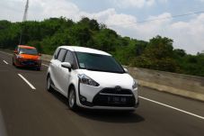 Sembilan Mobil Toyota...