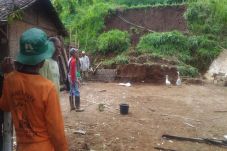 Diterjang Longsor Rumah...
