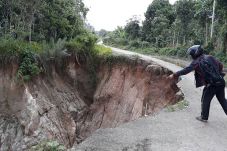 Longsor Jalan Makin...
