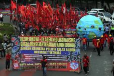 Dilarang Polisi, Massa...