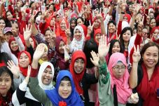 Jokowi Disambut Sekaligus...