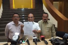 Golkar: Bila Melawan,...