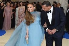 Jennifer Lopez Kenalkan...