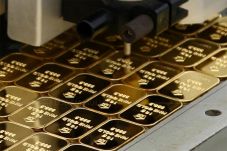 Harga Emas Antam Merosot,...