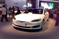 Kehadiran Tesla Model...