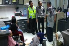 Bus Pariwisata Tabrak...
