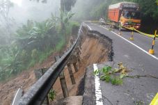 Diguyur Hujan Semalamam,...