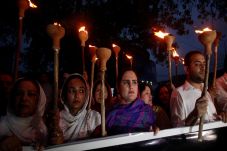 Massa Pakistan Serbu...