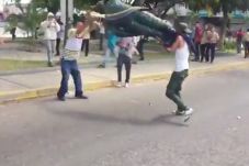 Demonstran Hancurkan...