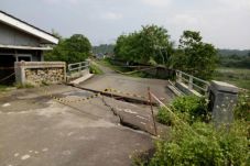 Jembatan Penghubung...
