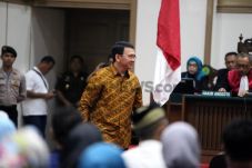 Sidang Vonis Ahok Disiarkan...