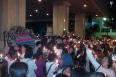 Nyalakan Lilin, Ratusan...