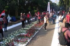 Massa Pro-Ahok Bawa...
