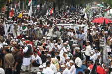 Sidang Usai, Massa Kontra...