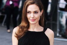 Angelina Jolie Merasa...