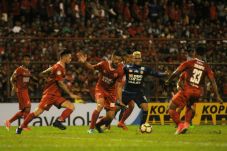 Bungkam 10 Pemain Arema,...