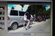 Jatuh ke Pelukan Polisi...