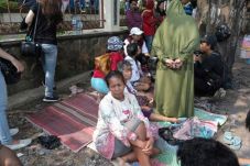 Depan Mako Brimob Dibarikade,...