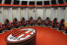 AC Milan Kenakan Jersey...