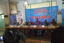 Demo hingga Larut Malam,...