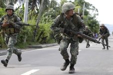 Tentara Filipina Geruduk...