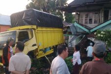 Akibat Ban Gundul, Truk...