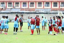 Lawan Semen Padang,...